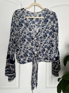 American Eagle Outfitters Blue and White Floral Tie-Front Blouse Cropped